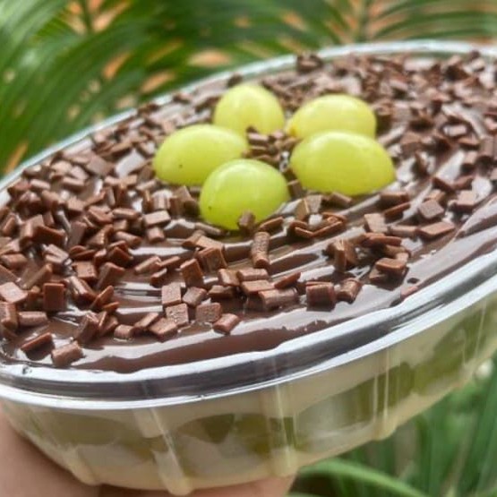 Sobremesa composta por: uvas verdes sem semente, brigadeiro cremoso de leite Ninho, brigadeiro cremoso 50% e finalizado com granulado nobre Granule.