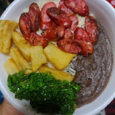 Arroz feijão farofa e salada