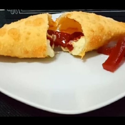 Pastel de massa artesanal de 15 cm, recheado e molho caseiro com temperos naturais.