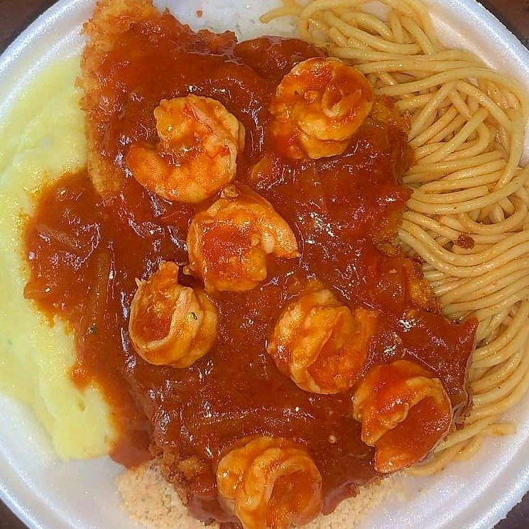 Delicioso filé de peixe, cuidadosamente empanado e regado a um irresistível molho de camarão. O prato é acompanhado por feijão, arroz soltinho, macarrão ao molho e uma farofa crocante. Todas as refeições vêm acompanhadas de um refrescante Guaracrac. Escolha o acompanhamento que mais lhe agrada para completar esta refeição saborosa e nutritiva. Ideal para um almoço prazeroso e revigorante.