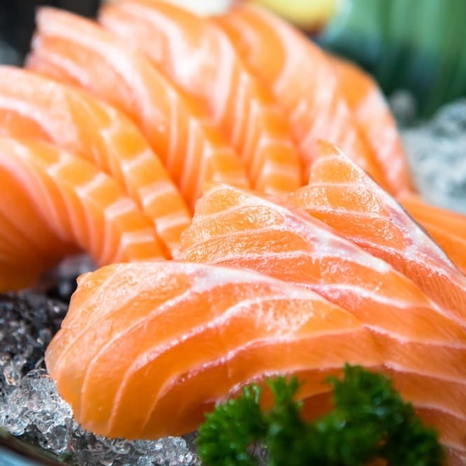 Fatias de salmão cru