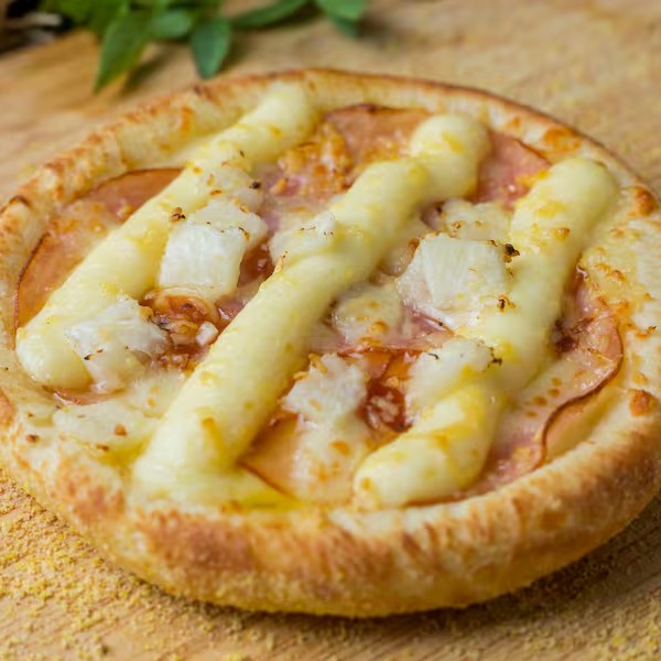 Esfiha de Lombo Canadense (Grande): Recheada com molho especial, mussarela, lombo canadense, abacaxi, Catupiry e parmesão. Sabor único e delicioso!