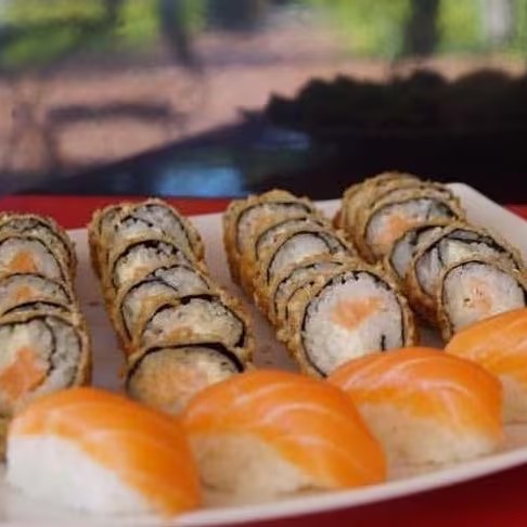 24 hot croc salmão, 4 sushi Salmão e 1 Guaranazinho