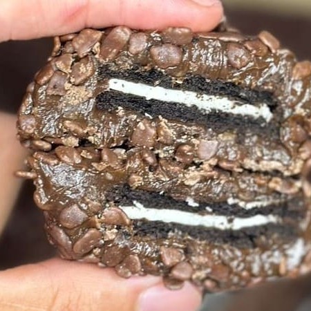 O Oreão Brigadeiro é um brigadeiro tradicional recheado com um Oreo inteirinho no meio. Coberto com granulados em flocos, oferece uma combinação cremosa e deliciosa, perfeita para quem ama o sabor do brigadeiro com um toque especial de Oreo.
