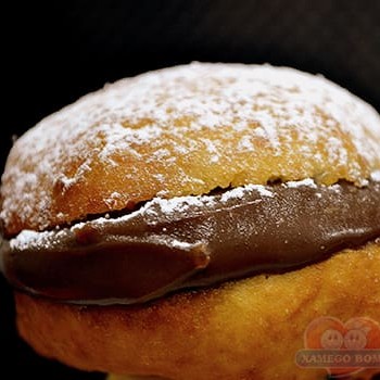 Sonho tamanho grande com recheio de chocolate preto.