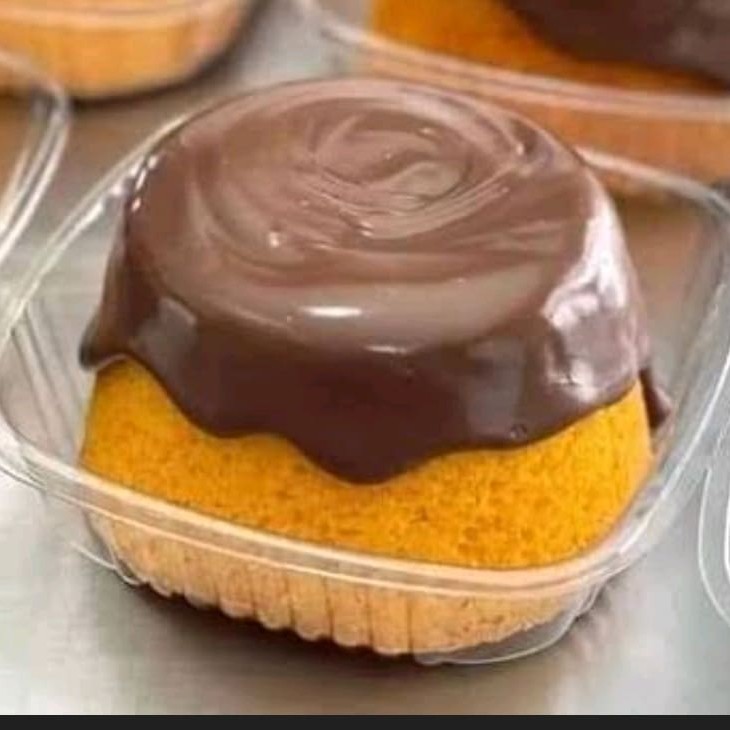 Mini bolo caseiro com massa super fofa , com calda de chocolate