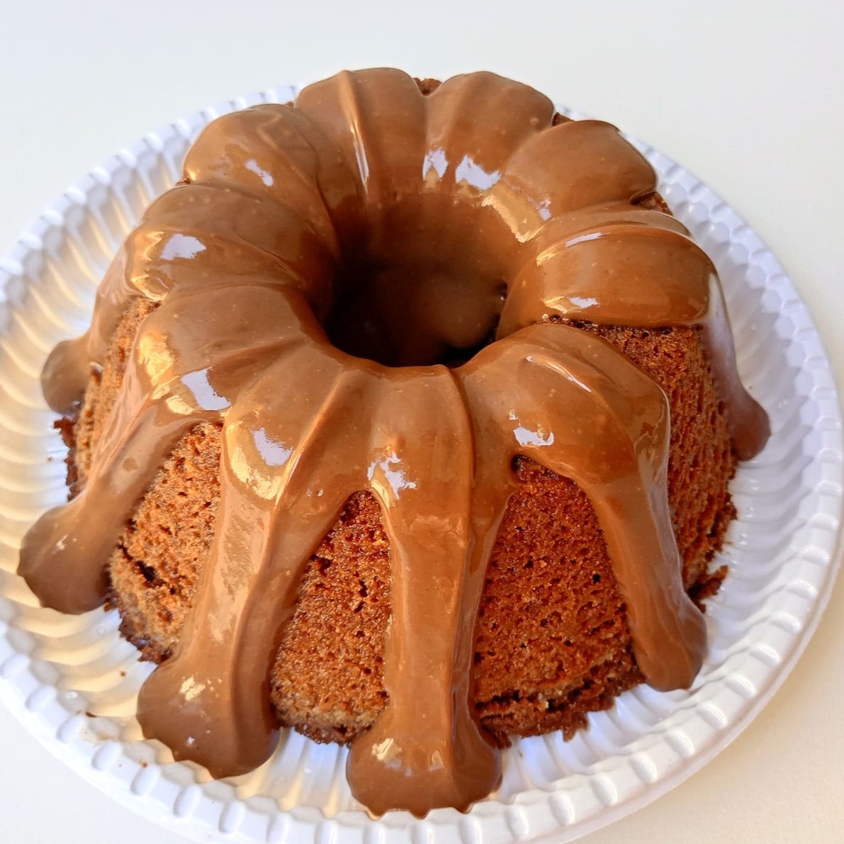 Bolo de chocolate 50 %cacau super fofinho coberto com nosso delicioso chocolate gourmet irresistível para o seu café 6 a 8 fatias