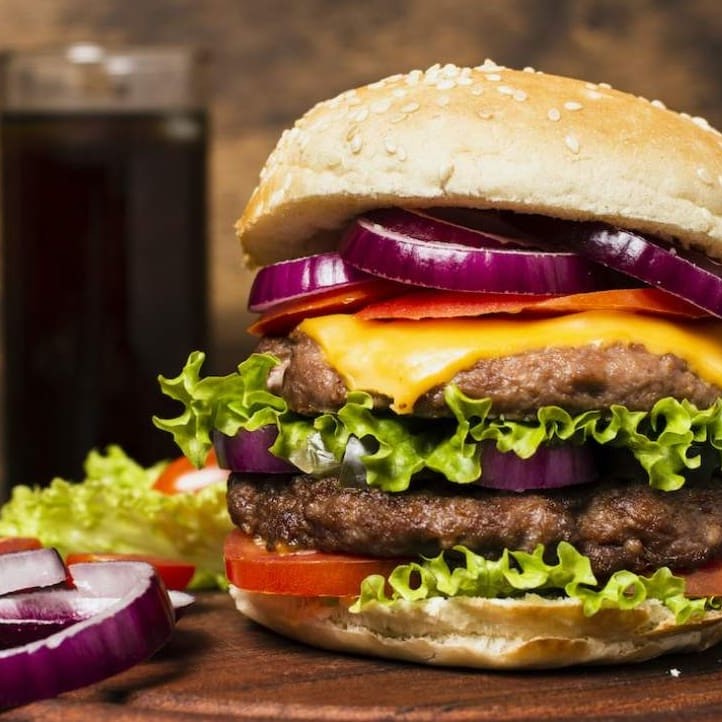 Delicie-se com nosso suculento Hambúrguer Artesanal, preparado com um Blend especial de 150g de Alcatra e Maminha, garantindo um explosão de sabor a cada mordida. Aqui, a escolha é sua. Selecione se é de sua preferencia, nosso Bacon crocante, o tipo de Queijo, variadas frescas Salada, molhos especiais e caso queira turbine com nossos deliciosos Adicionais para criar o Hambúrguer Artesanal dos seus sonhos. Satisfaça seu apetite de forma personalizada e inesquecível !