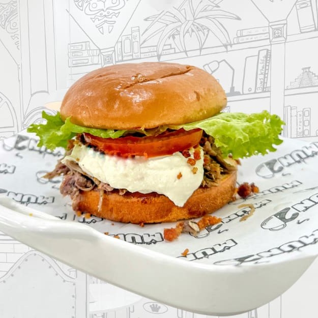 Pão de Brioche com uma deliciosa carne assada desfiada, Cream Cheese, farofa de bacon, alface e tomate