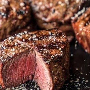 Um corte americano dos mais famosos, retirado do lombo superior, extremamente macio.   1 acompanhamento à escolher (prato individual robusto pra quem quer comer bem)