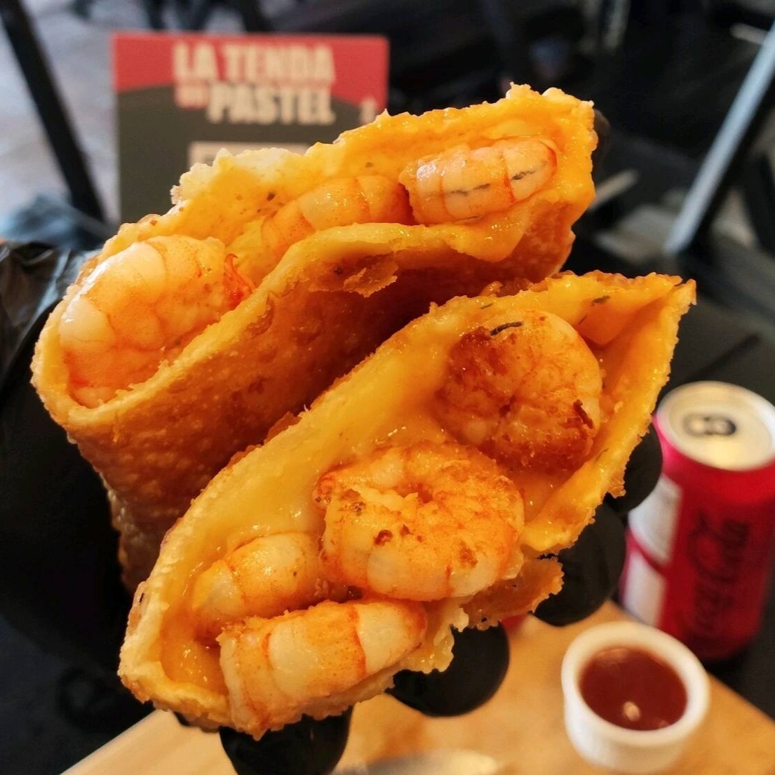 Delicioso camarão com queijo mussarela