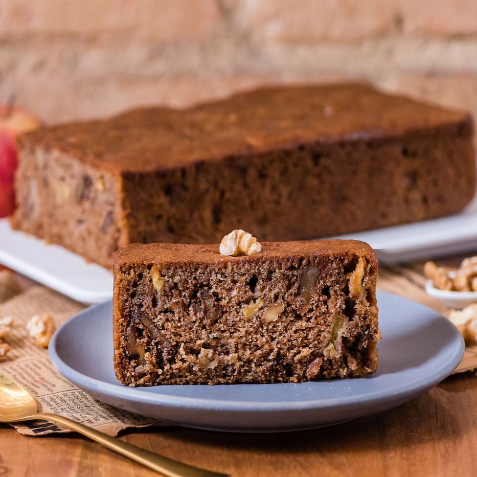 Bolo artesanal de maçã com nozes e amêndoas