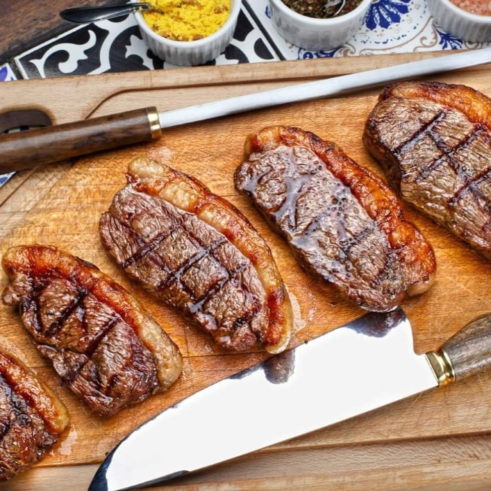 Corte tipicamente brasileiro, a paixão nacional. Peça macia e de boa suculência e marmorização, além é claro de uma excepcional capa de gordura.  - prato composto por 800gr a 1kg de picanha angus intermezzo e acompanhamento completo á sua escolha (arroz, farofa, molho a campanha, batata palito )