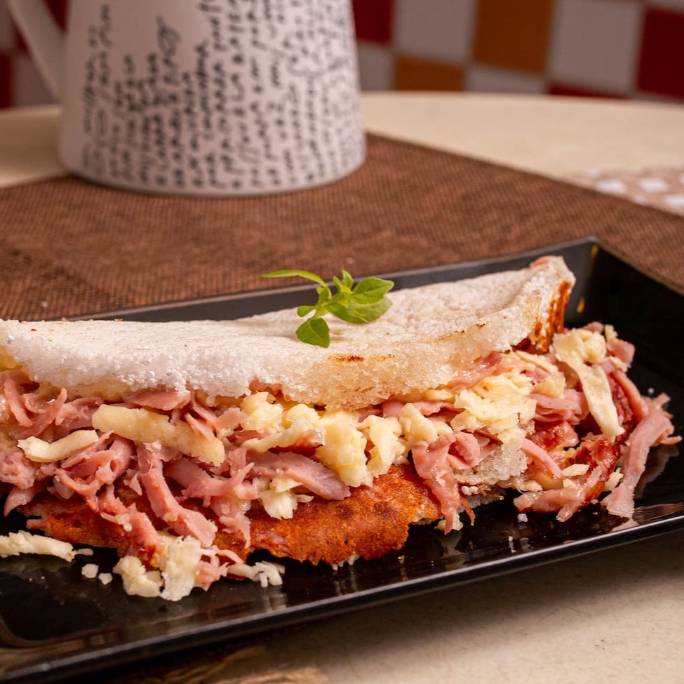 Muçarela, presunto, calabresa e orégano