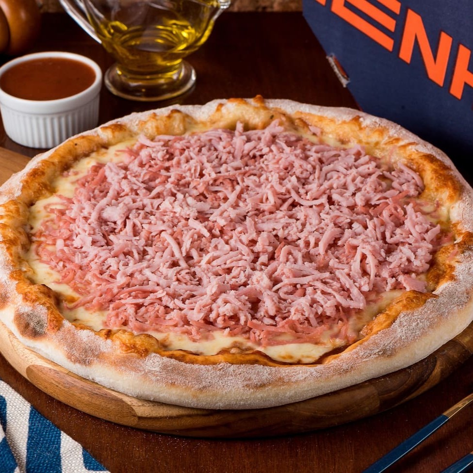 Deliciosa pizza  aberta na mão, coberta por molho feito de tomates pelates selecionados e temperados, recheada com a clássica muçarela e muuuuuuuuito presunto.