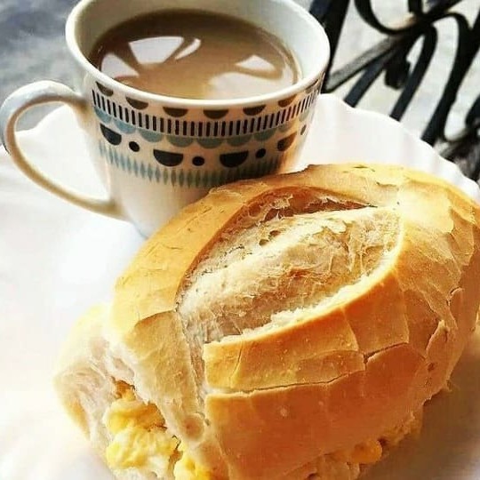 1 pão na chapa 1 pão com Ovo 1 Café puro ou Com leite 200ml 1 Toddynho 2 pães doces pequenos (Colegial) 1 Fatia de bolo