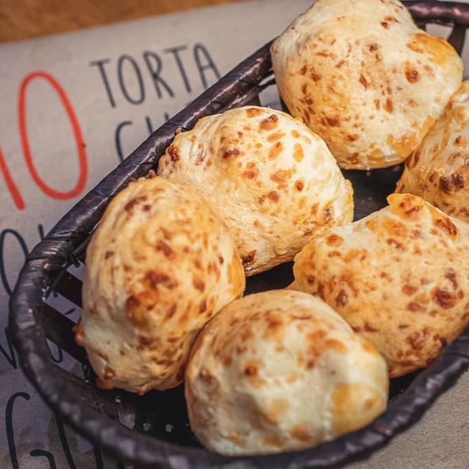 4 unidades de 40gr (dobro do normal) de Pão de Queijo feito com Queijo da Serra da Canastra e Polvilho artesanal.