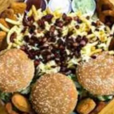 3 X-Cheddar duplo, anéis de cebola, batata frita c/ bacon em cubos, cheddar cremoso, nuggts, molhos especiais e refrigerante de 1,5l.