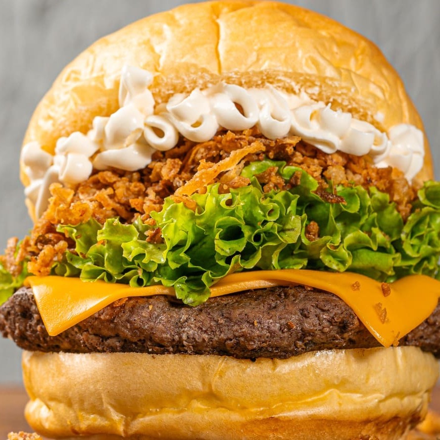 Pão, blend costela 170g, duplo queijo derretido, cream cheese, alface e cebola crispy.