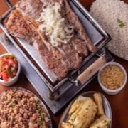 - 700g de maminha nacional (antes de assar) arroz branco, feijão macassar, batata frita, farofa, vinagrete, manteiga de garrafa.