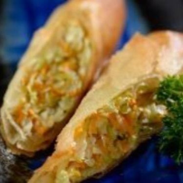 2 unidades do delicioso bolinho primavera recheados com legumes cozido no vapor, acompanha um super molho agridoce dos deuses