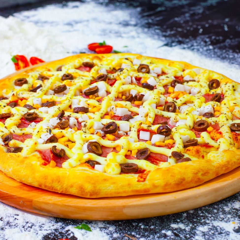 A 'Pizza 30cm' é uma delícia irresistível da categoria 'Pizza Salgada'. Com uma massa artesanal perfeitamente crocante, esta pizza é generosamente coberta com uma quantidade abundante de recheio, valorizando cada mordida. Cada ingrediente é selecionado cuidadosamente, assegurando a mais alta qualidade e frescor. Este é um prato feito para agradar os amantes da pizza que apreciam um sabor autêntico e inesquecível.