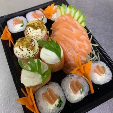 5 sashimi salmão, 2 joy Filadélfia, 2 joy maçaricado, 6 filadelfia