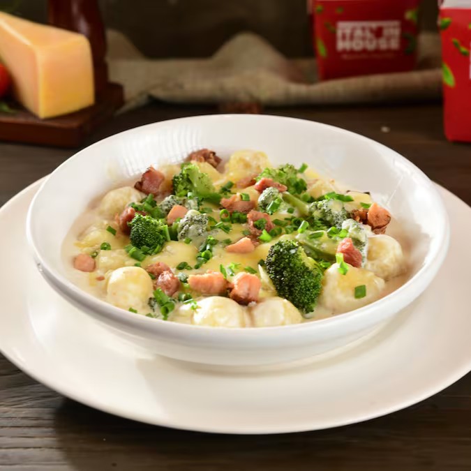 Cremoso e feito com brócolis frescos com toque de bacon. Ideal para nossas massas e nhoque, oferecendo uma combinação leve e saborosa, com sabor sutil e refrescante. Finalizado com queijo e cebolinha. (aprox. 800g)