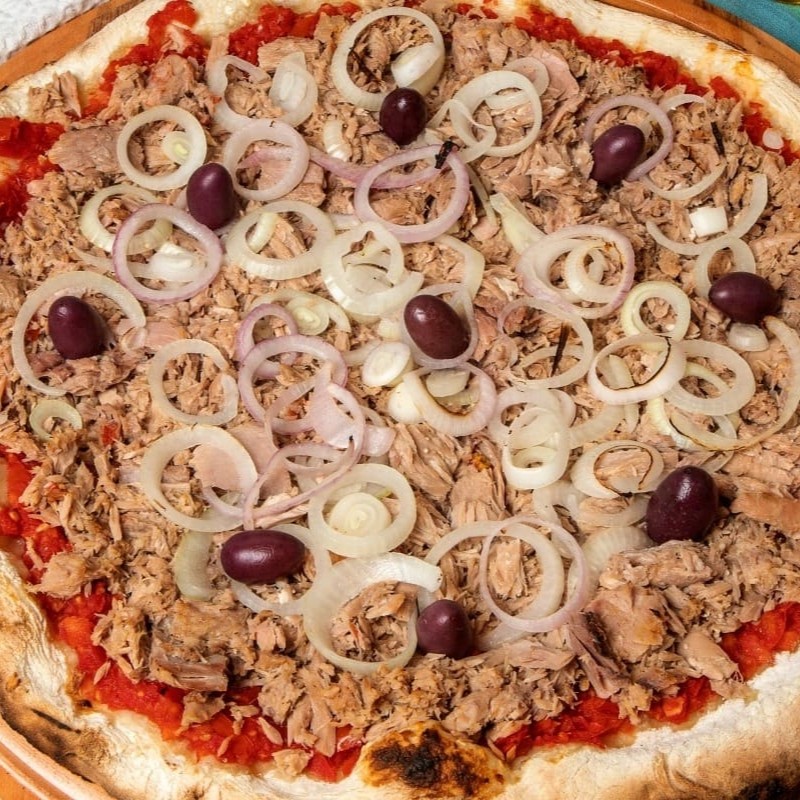 Delicie-se com nossa Pizza de Atum, uma combinação perfeita de massa crocante, molho de tomate fresco e uma camada generosa de atum suculento. Finalizada com queijo derretido e azeitonas, é uma explosão de sabores do mar que vai conquistar o seu paladar. Ideal para quem ama uma refeição leve e deliciosa!