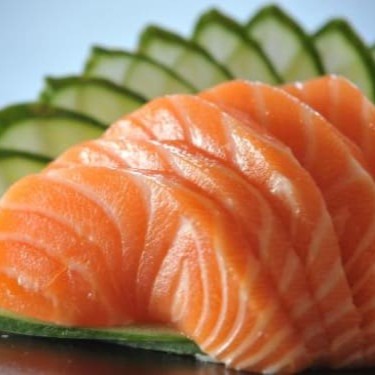 Delicie-se com o nosso Sashimi de 5 peças, uma categoria especial da culinária japonesa. Este prato é composto por 5 lâminas finas e frescas de salmão, cuidadosamente cortadas pelo nosso experiente sushiman. O salmão, conhecido por sua coloração vibrante e textura suculenta, é selecionado rigorosamente para garantir um sabor excelente e uma experiência única. Este prato é perfeito para os amantes de frutos do mar e para quem busca uma refeição leve e saudável.
