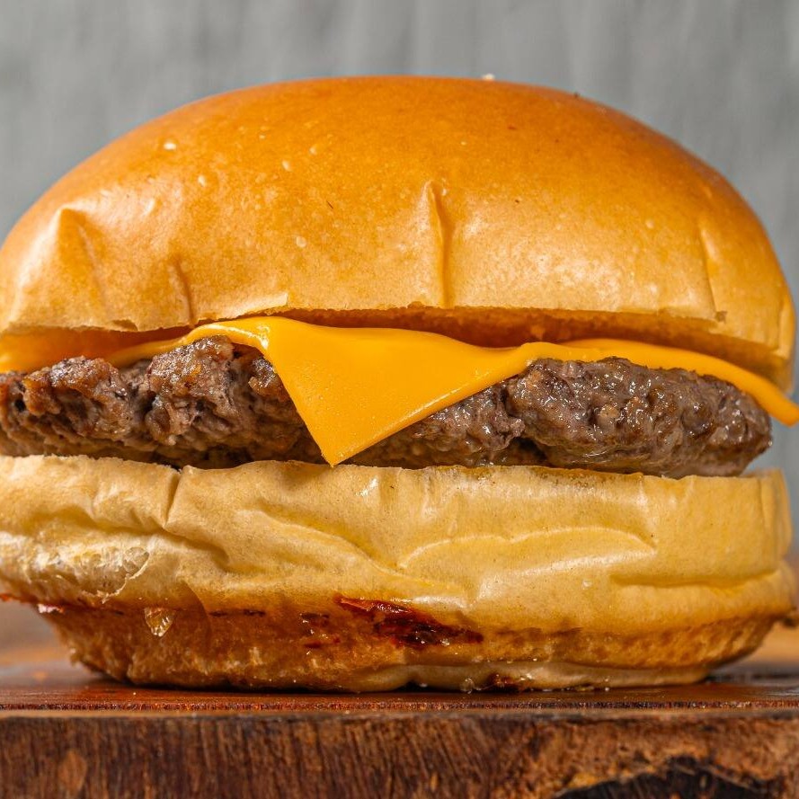 Pão brioche selado, carne smash 90g, queijo. Adicione os seus complementos.