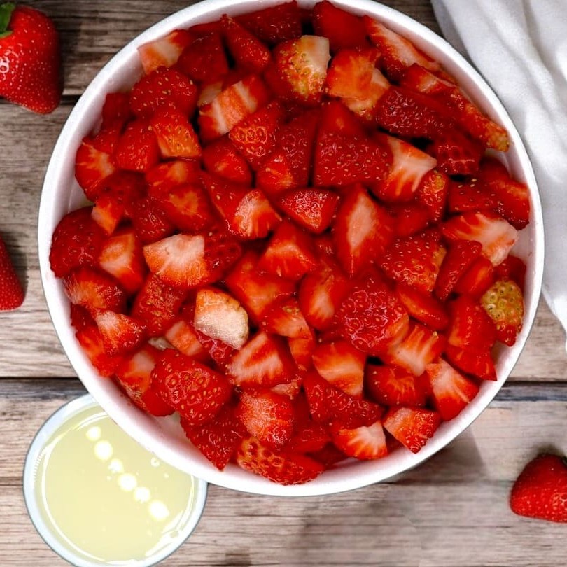 Nosso delicioso açaí cremoso, leite condensado Moça e morangos selecionados.