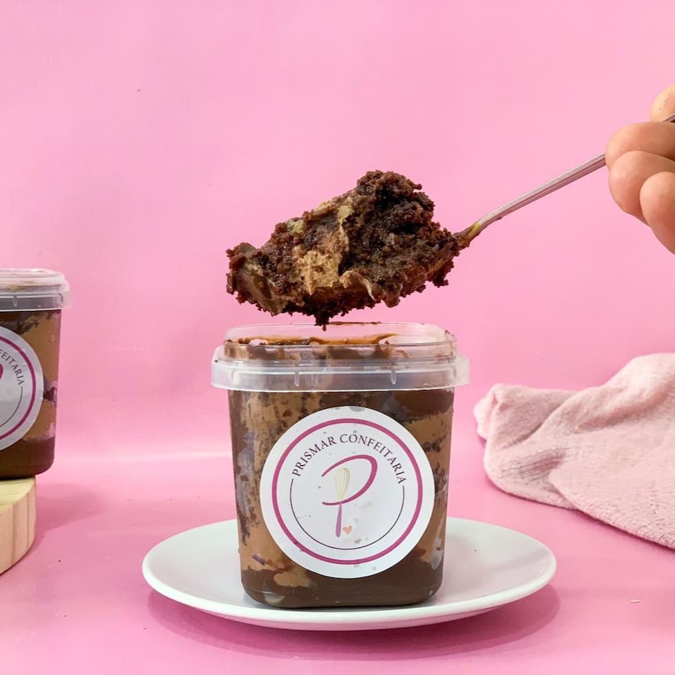 Bolo de pote molhadinho com massa chocolate, mousse de chocolate blend e brigadeiro cremoso com chocolate 50% cacau.