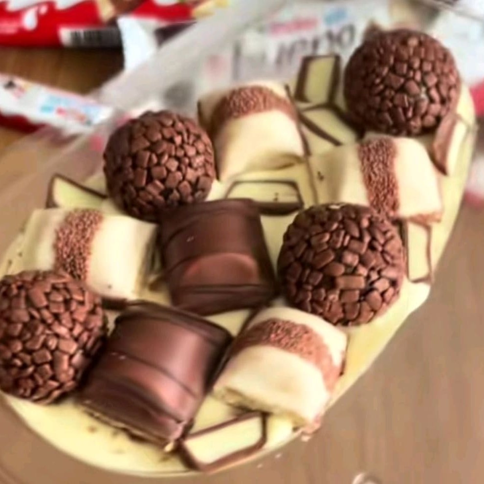Chocolate branco derretido com docinho de brigadeiro com Kinder Bueno