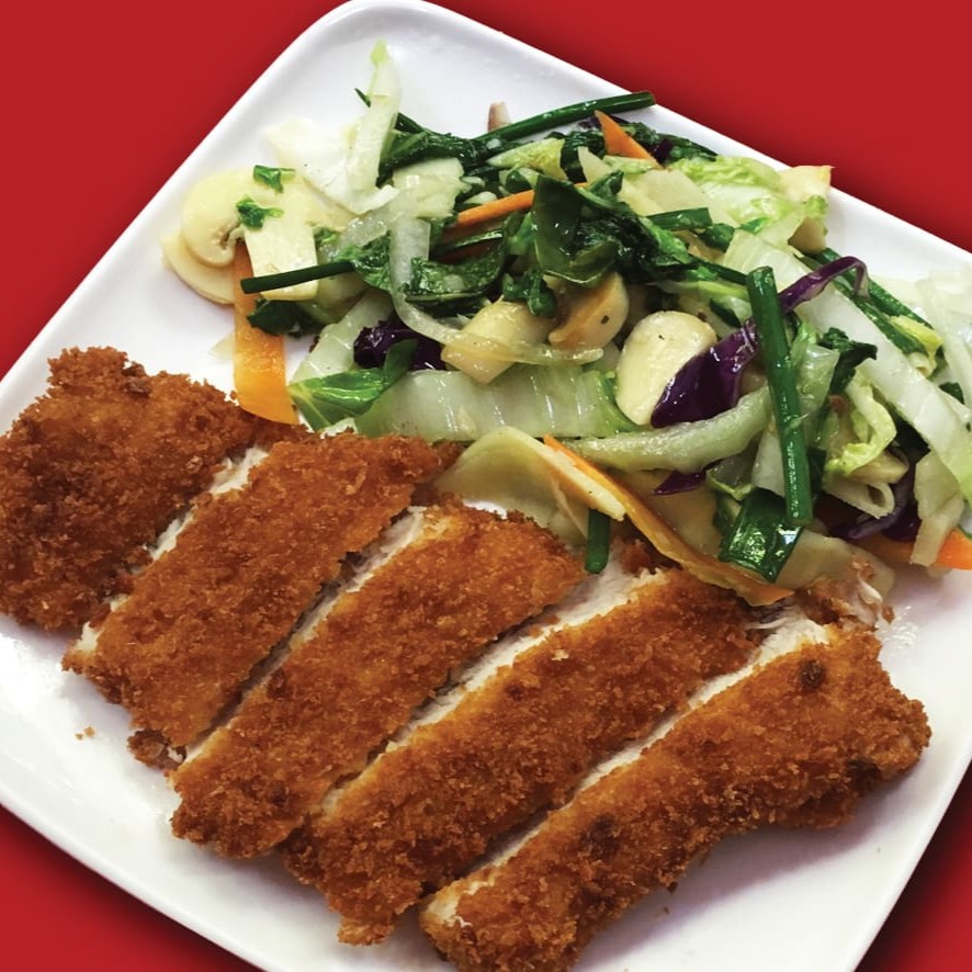 Ingredientes: picanha suina crocante, macarrão nissin, cenouras refogadas, brócolis, couve flor, acelga, cebola, nira e repolho roxo .