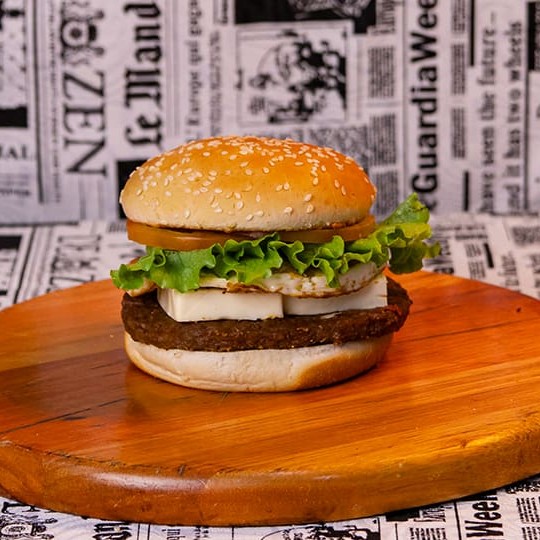 Pão, hambúrguer de picanha, Polenguinho, ovo e salada