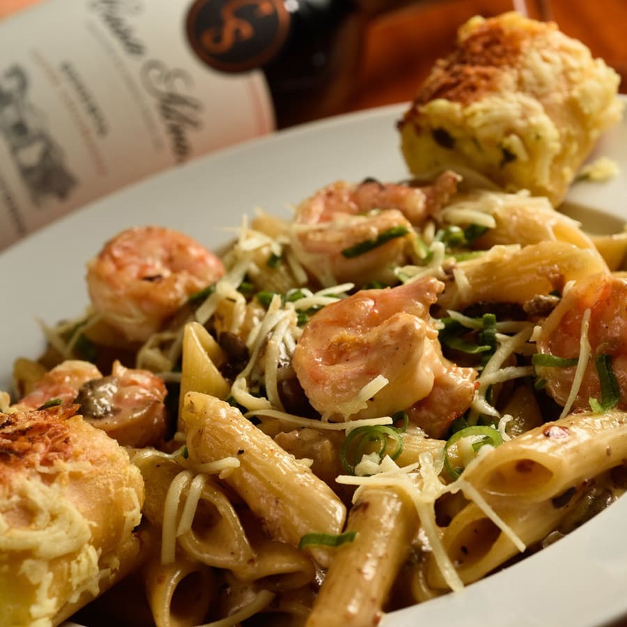 Saboroso fettuccine. Especialmente preparado com camarão e queijo Catupiry. Acompanha pão de alho. Foto ilustrativa.