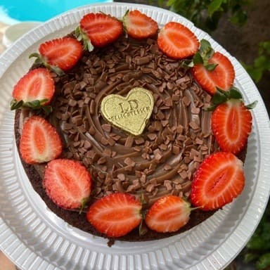 Deliciosamente preparado com uma Massa de Chocolate bem macia e fofinha, com uma generosa camada de Brigadeiro Gourmet, finalizado com Granulado nobre e Morangos frescos, cuidadosamente selecionados. 20cm. . . . ###tags#### promoção promocao oferta desconto barato taxa gratis entrega grátis combo doce sobremesa bolo fatia brownie braune brauni browni nutela Nutella Ninho kitkat red velvet pistache geleia cenoura brigadeiro chocolate copo felicidade bombom cone trufado pai de mel pote pavê pudim cuscuz cookies tortas tortellete bolo vulcao vulcão salgado gourmet artesanal