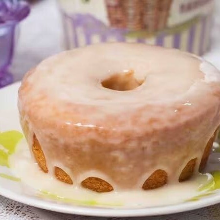 Bolo de cenoura molhadinho coberto por leite condensado
