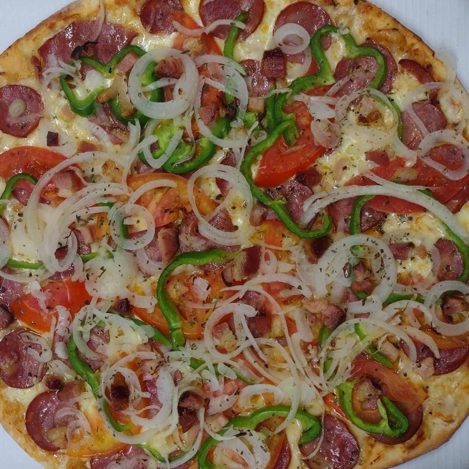 Pizza de 35cm inteira Tropicaliente (Calabresa, bacon, azeitona, cebola, tomate e pimentão)