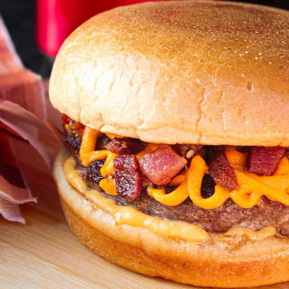 Pão de Brioche, 130g Blend da Maju, bastante Cheddar, bacon e molho