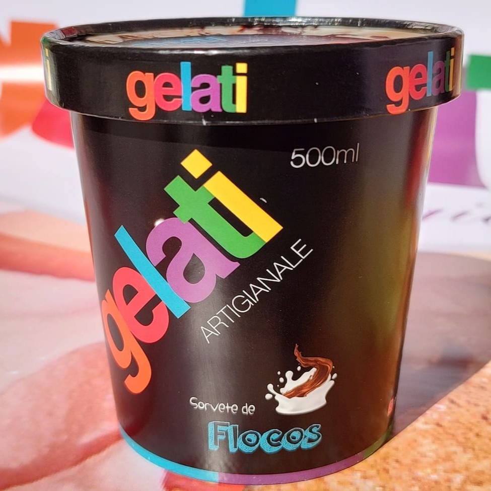 Saboroso sorvete artesanal de nata mesclado com calda de chocolate meio amargo