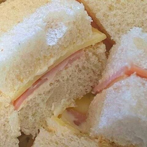 Pão de massa leve de queijo, presunto e requeijão.