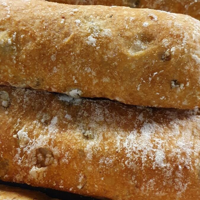 Se a ciabatta é gostosa, imagina vestida de festa, cravejada de azeitonas? Essa é a olivinha. Deliciosa!