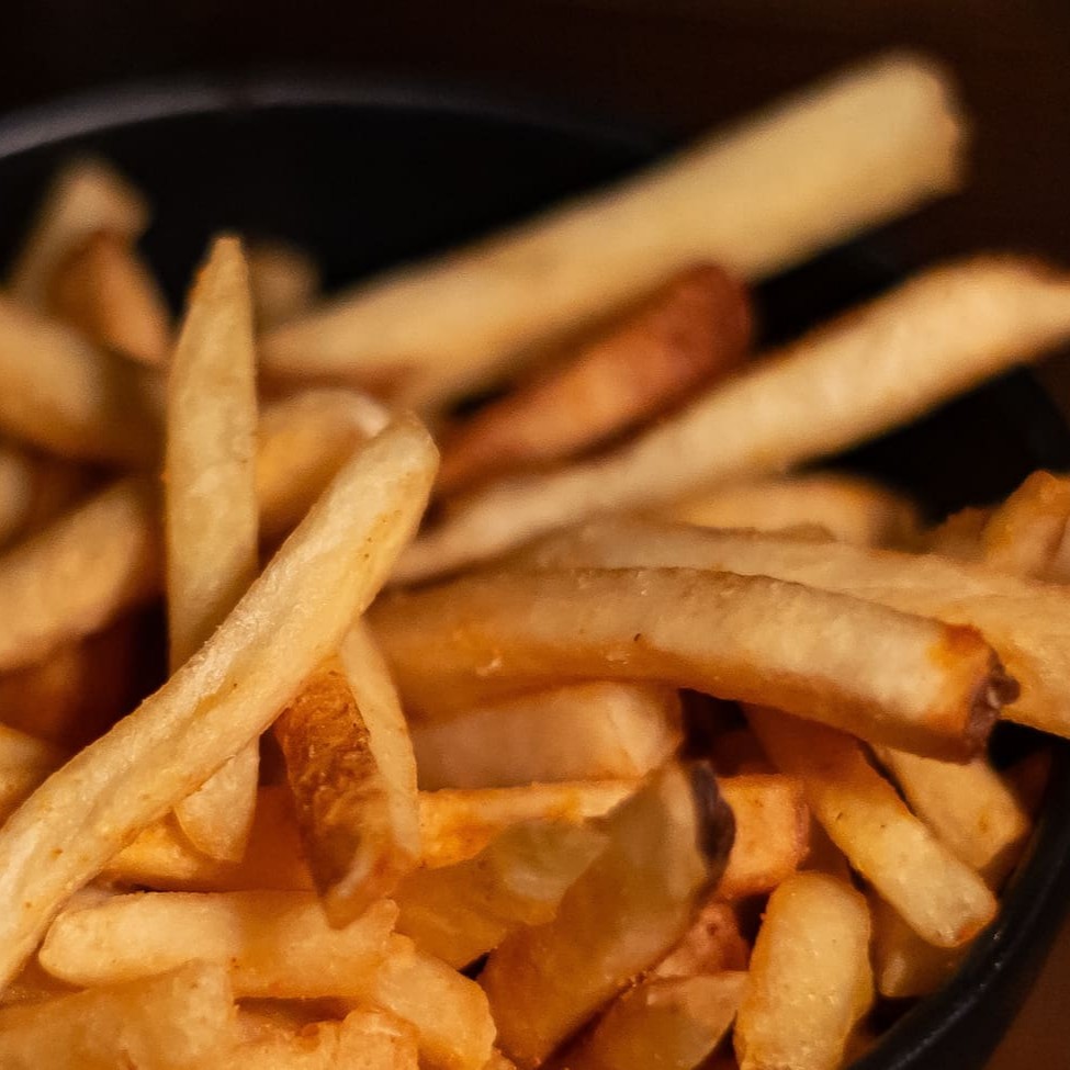 Batata frita com mistura de condimentos e temperos secos. A quantidade é indicada para 2 pessoas já levando em consideração outros dois acompanhamentos.