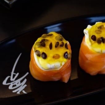 Salmão, creem cheese e Calda de maracujá