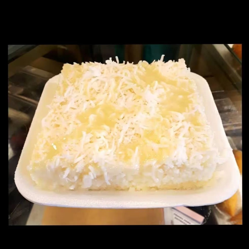 Cuscuz com leite condensado e coco flocado