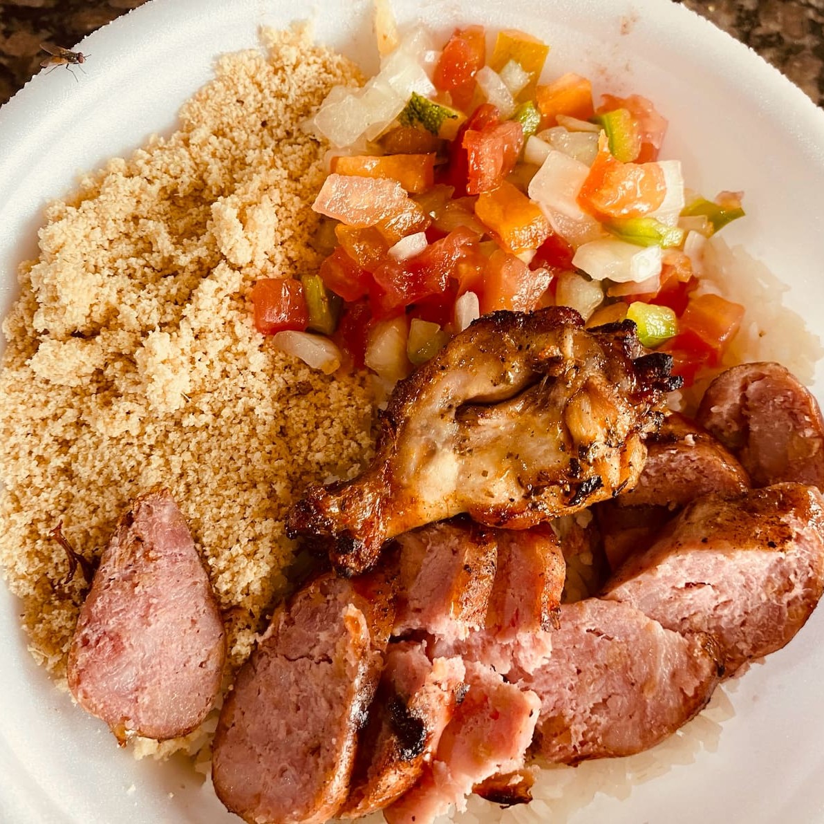 Delicie-se com a nossa irresistível quentinha promocional, acompanhada de arroz branquinho, feijão temperadinho, farofa espetacular e um molho vinagrete delicioso e das proteínas do nosso churrasco um delicioso drumet e uma saborosa linguiça suína.