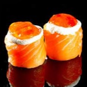 Lãminas de salmão fresco, arroz japonês, cream cheese e sweet chilli sauce molho de pimenta doce. Sushi