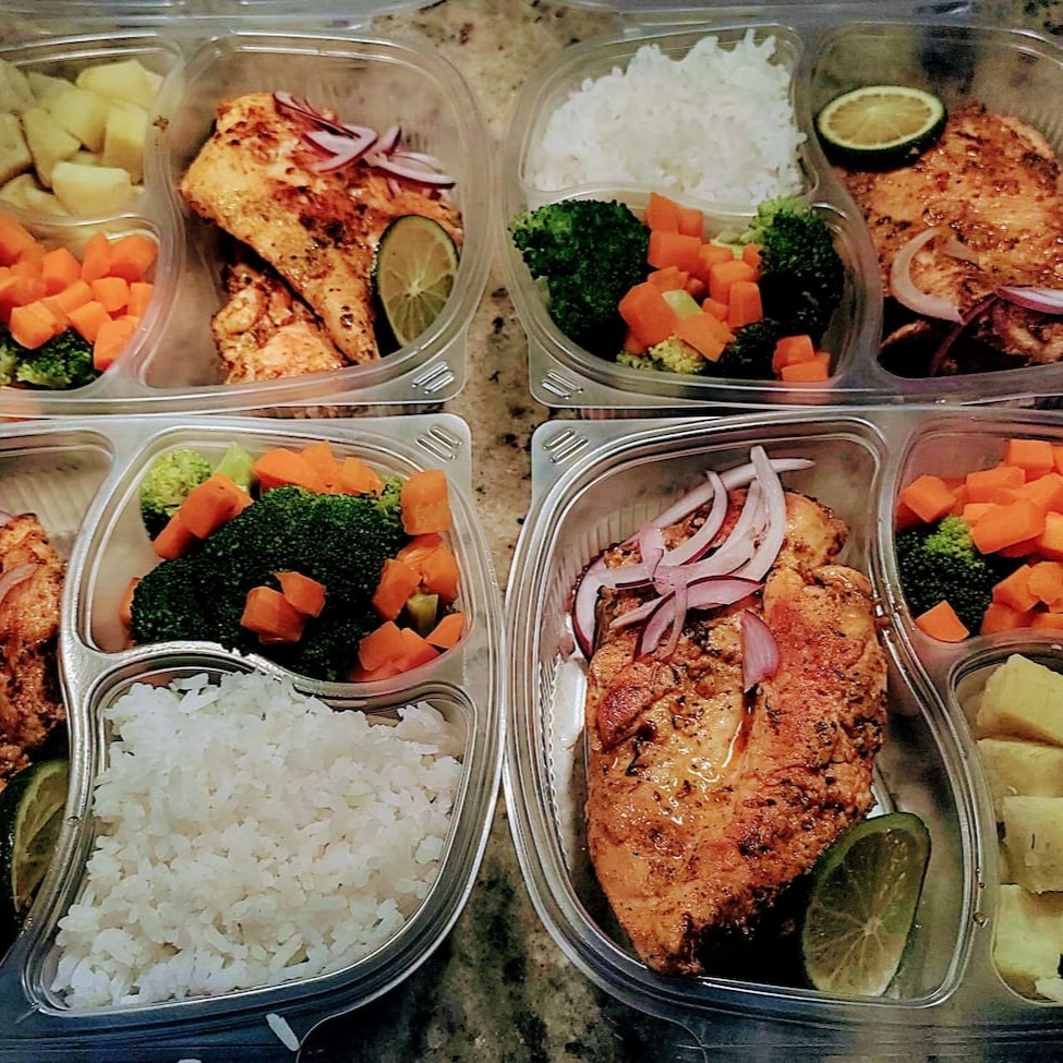 Super Marmita: Refeições Personalizadas e Práticas para Todos os Dias! Escolha sua proteína, 2 acompanhamentos e peça quantas marmitas quiser. Congele e aqueça no micro-ondas, garantindo refeições rápidas e completas sempre à mão!